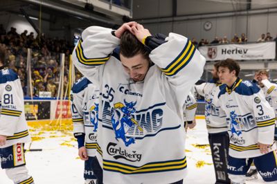 Janis Fecers kunne næsten ikke rumme sin lykke, da mesterskabet var i hus. Nu er den unge topmålmand klar til at jagte flere titler med Herning Blue Fox.