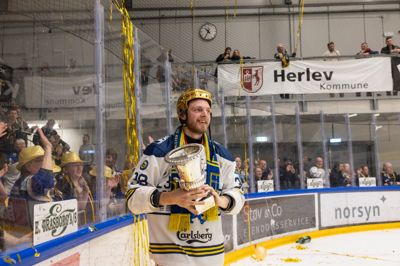 Kaptajn Poulsen med pokalen.