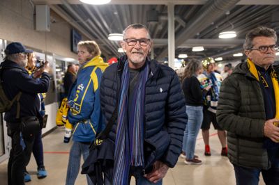 79-årige Preben Skov (i.m.) har i 59 år været frivillig omkring ishockeyen i Herning, og han har dermed været med til at fejre hele 17 DM-titler. De seneste år har han passet straffeboksen, når Blue Fox-spillerne er kommet til afsoning.
