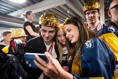 Janis Fecers stillede som holdkammeraterne beredvilligt op til fotos og autografer. I baggrunden er det Fecers gode ven og landsmand Oskars Cibulskis, der holder øje med den unge målmand.