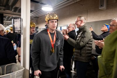 Jesper Bank Olesen humpede rundt på krykker under mesterskabsfejringen i Herning Blue Fox. Den unge back er ramt af en bruskskade i knæet. Når han er klar igen, trækker han i Frederikshavns spilledragt.
