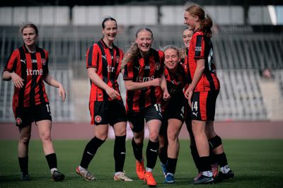 Nana Munk jubler efter sin første scoring for FC Midtjylland. Stortalentet gjorde det til 2-0 mod FC København.