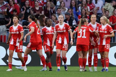 Pernille Harder (yderst til højre) var kvinden bag det mål, der gav Bayern München et fornuftigt udgangspunkt til returopgøret om en uge.