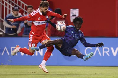 Philip Zinckernagel (tv.) scorede to gange for Chicago Fire mod Sporting Kansas City i MLS.