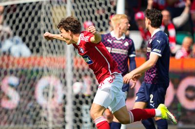 Simon Stüker er skiftet ind og har allerede scoret på Jysk Park.
