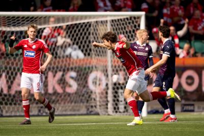 Silkeborg IF's Simon Stuker troede, at han havde bragt SIF'erne foran med 1-0, men målet er tilskrevet Aleander Simmelhack, der her står til venstre.