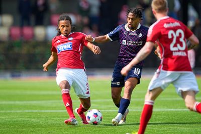 Robin Østrøm kom i vejen for meget i forsvaret.