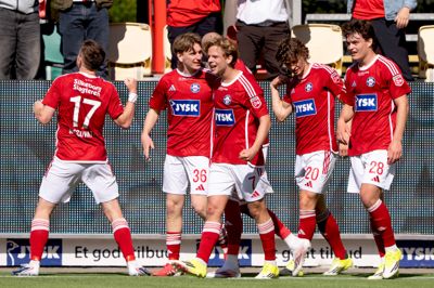 Silkeborg IF's spillere jubler, efter Julius Lorents har scoret til 2-0. Til højre den første målscorer Simon Stüker.