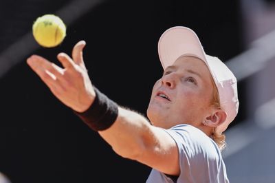 Elmer Møller tabte i to sæt til Jannik Sinner i Madrid.