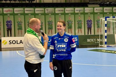 Stine Bonde blev efter kampen blandt andet hyldet af direktør Jakob Andreasen (tv.), der har været i klubben i alle de 12 sæsoner, Stine Bonde har vogtet målet.