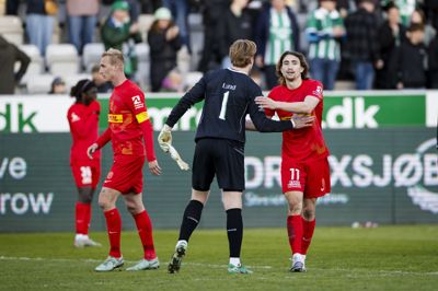 Tobias Salquist (til venstre) havde ikke meget ros til banen i Viborg efter FC Nordsjællands nederlag.