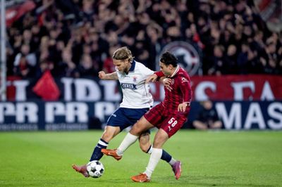 Aral Simsir og AGF-anfører Felix Beijmo havde ganske mange dueller, og FCM'eren fik publikum på nakken for at ville have for »lette« frispark.