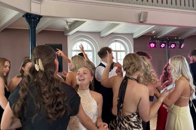 De Kommende studenter på dansegulvet i Det Ottekantede Forsamlingshus i Øster Jølby.