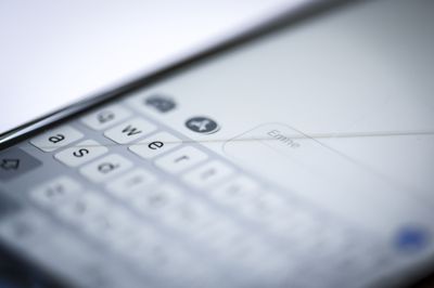 Når ældre mennesker udsættes for økonomisk svindel via sms eller telefonopkald har det følelsesmæssige konsekvenser. Det viser en ny rapport, som forskere har lavet for Det Kriminalpræventive Råd.