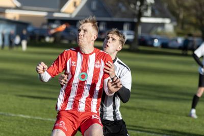 It's a bird... It's a plane... It's Superman! Kasper Møller og en Struer-spiller spejder begge forgæves efter de udeblevne mål, for der var ikke meget Superman over Sparkær-spillerne foran mål, da den ene kæmpechance efter den anden blev brændt.