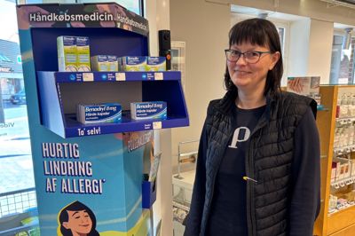 Farmakonom Kathrine Opstrup ved noget af allergi-medicin, der har en fremtrædende placering på Videbæk Apotek i denne »pollen-tid«.