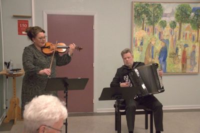 Violinist Hanne Askou og accordeonist Frode Andersen er begge solistklasseuddannede klassiske musikere med et alsidigt virke i dansk musikliv. Som Duo Askou & Andersen har de arbejdet intenst sammen siden 2010 og spiller årligt 40-50 koncerter sammen. Forleden gæstede de Alhuset i Kibæk.