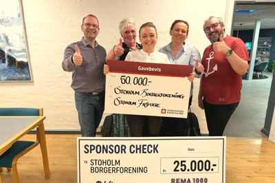 Med to uventede checks fra henholdsvis Stoholm Festuge og Rema 1000 på årets generalforsamling var der noget at grine af for Stoholm Borgerforenings bestyrelse, der fra venstre er Stefan Stricker-Jensen, Susanne Bak, Trine Stilling Sørensen, Chinette Nielsen og Simon Moore Højer-Simonsen, mens Claudi Jacobsen var fraværende ved fotograferingen.