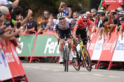 João Almeida (til venstre) var i sidste års Vuelta a España den klart hårdeste nød at knække for danske Jonas Vingegaard (til højre). Danskeren endte som samlet vinder af løbet.