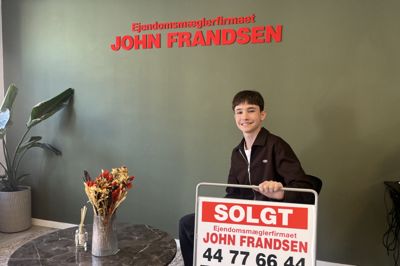 Hjalte Hillebrandt Møller, elev i 9. klasse på Vildbjerg Skole, har i sin erhvervspraktikuge valgt at prøve kræfter med ejendomsmæglerfaget hos John Frandsen i Vildbjerg.