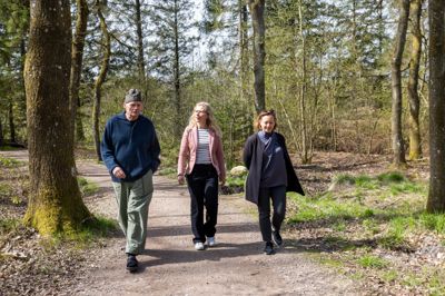 Søren Taaning, Grethe Pihl Jensen og Eva-Maria Emsenhuber Graversen på gåtur i skoven ved Deep Forest Art Land.