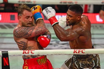 Anthony Joshua (til højre) knockoutede i december youtuberen Jake Paul i en profileret showkamp. Til sommer vender Joshua tilbage til ringen.