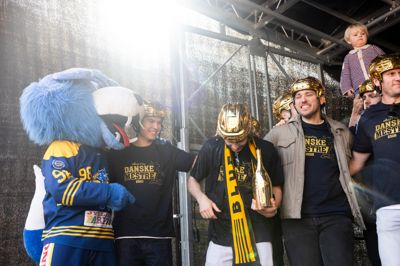 Maskotten Victor er med overalt, hvor Blue Fox er. Derfor var han naturligvis også første ræv på scenen, da holdet blev kaldt frem en efter en. Her står han med Ian Glinski, Janis Fecers, Mathias Seldrup og Emil Kristensen.