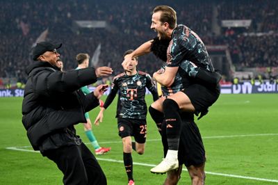 Harry Kane jubler med cheftræner Vincent Kompany efter en Bundesliga-kamp i februar.