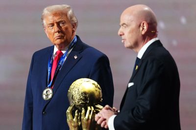 Donald Trump fik overrakt en nyoprettet fredspris af Gianni Infantino i forbindelse med VM-lodtrækningen i starten af december.