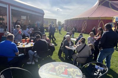 Mange tilbragte en time - eller mere - på pladsen foran det store cirkustelt, da Cirkus Arena var i Vildbjerg.
