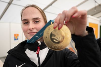 Lærke Lauth Agerskov, Stoholm, viser stolt sin medalje frem som vinder af DM i Skills for bygningsmalere. Hun står i lære hos Malerfirmaet Lone Lohse i Gammelstrup.