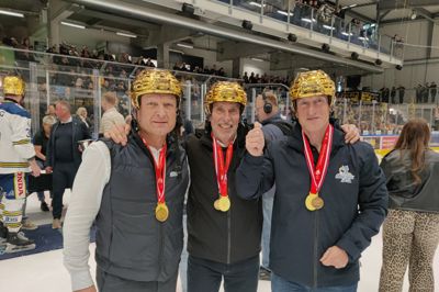 En fantastisk aften i Herlev i april 2026 kunne direktør Torben Skovsgaard (t.v.) endelig fejre sin første guldhjelm med Blue Fox. Her ses han med klubbens formand Claus F. Sørensen (i.m) samt storaktionær og bestyrelsesmedlem Poul Sand.