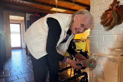 Når det er koldt, og Anna Stadel lufter ud, plejer hun lige at sætte en lille grillhandske over termostaten på radiatoren. På den måde slipper hun for, at radiatoren løber løbsk.