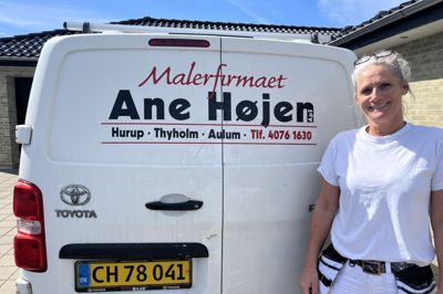 49-årige Ane Højen er flyttet sammen med Tommy Obel Stærk i Aulum. Det betyder at Malerfirmaet Ane Højen nu har base i byen.