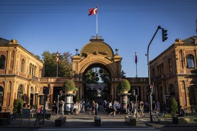 Indgangen til Tivoli i København blev indviet i 1890.