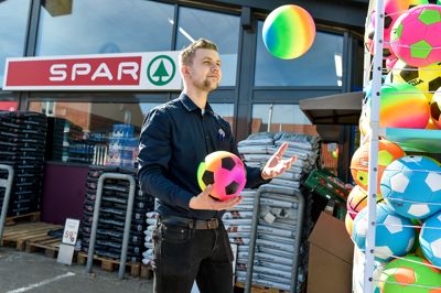 33-årige Daniel Hovgaard Nielsen har nu været Spar-købmand i fem år, og han har tænkt sig at blive, så længe kunderne vil have ham.