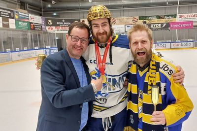Et mesterskab bringer glæde for både spillere, ledere og frivillige. Her er det én fra hver kategori, der i øvrigt alle hæver deres daglige hyre hos interiørvirksomheden Hübsch. Fra venstre er det Flemming Hussak, formand for Herning Ishockey Klub, angriberen Joachim Linnet samt ildsjælen og halspeakeren Anders Skou Agerlund.