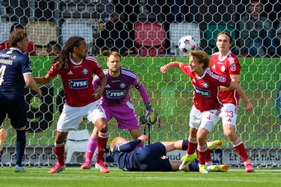 Villads Westh og Mads Freundlich - begge til højre - fik ros fra cheftræneren for deres indhop i kampen mod Randers FC. Ros var der også til Nicolai Larsen i målet og Robin Østrøm, men sidstnævnte er ude med karantæne mod OB.