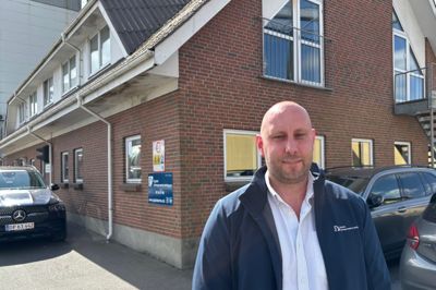 Nicolas Anneberg foran den kontorbygning, som Spjald Entreprenørforretning har lejet hos DLG i Spjald. Han drømmer om, at firmaet på et tidspunkt får et nyt domicil - det skal fortsat ligge i Spjald, selv om firmaet har mange opgaver på Sjælland.