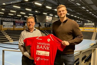 Direktør Peter Andersen byder Kasper V. Knudsen velkommen til HC Midtjylland.