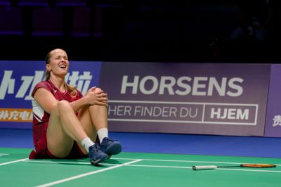 Det så med det samme alvorligt ud, da Christine Busch fik et vrid i sit venstre knæ i Danmarks kamp fredag mod Indien ved Uber Cup. Busch rev korsbåndet over og står foran en pause på et år.