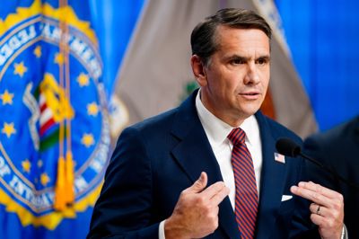 USA's fungerende justitsminister, Todd Blanche, annoncerer tirsdag aften på et pressemøde, at den tidligere direktør for FBI James Comey er blevet tiltalt for at true den amerikanske præsident, Donald Trump, på livet.