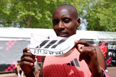 Kenyaneren Sabastian Sawe satte i weekenden rekord, da han blev den første til at løbe et maraton på under to timer. Det gjorde han i et par sko fra Adidas, der har afleveret regnskab onsdag.