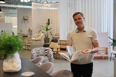 Direktør Karl-Henrik Lysgaard glæder sig til at flytte ind i et nyt domicil, hvor der også skal være plads til at udstille virksomhedens mange møbler.