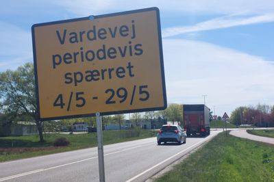 Fra rundkørslen ved Møllegårdsvej i Kibæk og halvanden kilometer sydpå skal Vardevej have ny asfalt. Vejdirektoratet regner med at arbejdet vil tage to uger. I den tid vil omkring 7000 biler skulle køre ind gennem Kibæk by.