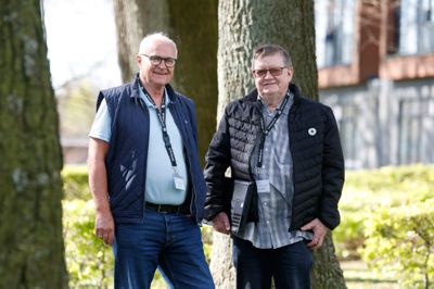 Mange kender måske tv-programmet Luksusfælden, hvor økonomiske eksperter hjælper mennesker, der har oparbejdet en stor gæld - ofte på grund af uhensigtsmæssige forbrugsvaner. Leo Lund-Jensen og Jørgen Markmøller er frivillige økonomiske rådgivere i Dansk Folkehjælp, men i modsætning til Luksusfældens eksperter skælder de ikke ud. Deres tilgang er dialog, selv om nogle af de mennesker, de møder, har mindst lige så store problemer som dem i Luksusfælden.