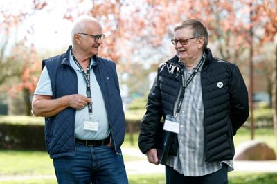 Det var de to herrer her, Leo Lund-Jensen og Jørgen Markmøller, frivillige økonomiske rådgivere i Dansk Folkehjælp, der hjalp Susanne med at få økonomien på ret kurs igen.