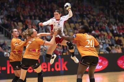 Stine Skogrand blev Ikasts topscorer i sejren over Odense med ni mål.