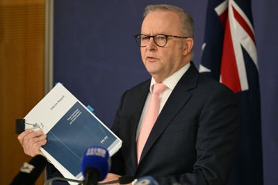 Australiens premierminister, Anthony Albanese, taler ved et pressemøde efter offentliggørelsen af en foreløbig rapport om masseskyderiet på Bondi-stranden i Sydney.