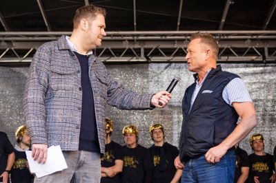 Direktør Torben Skovsgaard (t.h.) sætter ord på guldtriumfen under fejringen på Tinghuspladsen. Det er journalist og ishockeykommentator Søren Kaster, der stiller spørgsmålene.